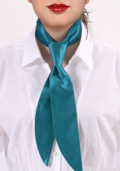 Шейный платок 5. Женский галстук. Женский шейный галстук. Шейный платок галстук женский. Мужской галстук на женщине.